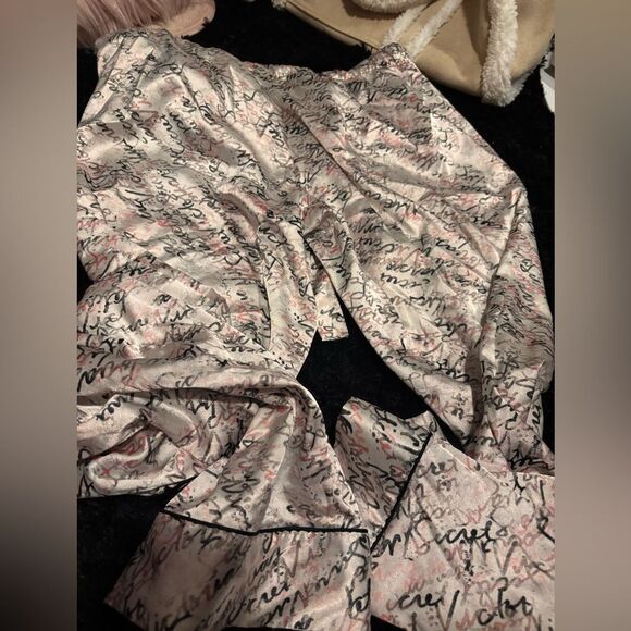 Victoria’s Secret Chic Script Print PJ bottoms - Picture 1 of 3